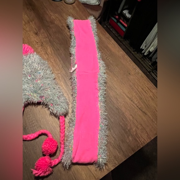 Justice “R” Hat & Scarf Set - Picture 3 of 6